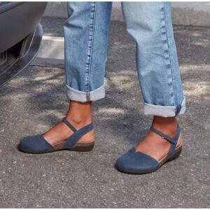 Dansko Rowan Navy Nubuck Mary Jane Flats Size 38 Closed Toe Comfort Shoes